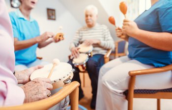 Betreuungsgruppen für Seniorinnen und Senioren im Alten- und Service-Zentrum Kleinhadern-Blumenau | © adobestock_kzenon_291717970